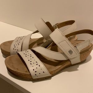 Earth Orgins Kendra Sandal Size 9 med